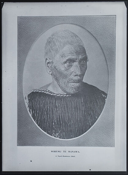 Chef Maori au visage tatoué [Portrait de Wiremu Te Manewha]