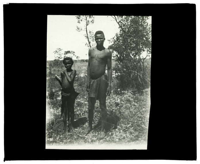 Types de Mokomas, confluent Mosuma-Luanginga, 14 octobre 1913 [jeune homme et enfant]