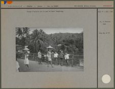 Groupe d'enfants sur le pont du Lobo' Bangalung