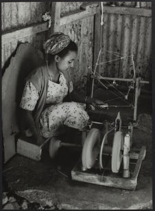 Jeune fille préparant les fusettes de coton