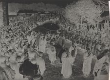Procession des prêtres bouddhistes conduite par le grand prêtre du temple de…