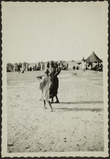 Danse de femmes accompagnées par un jeune berger