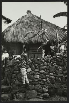 San Pedro-la-Laguna, enfant Zutujil devant une maison couverte d'une…