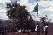Sans titre [groupe de Maasaï près d'un drapeau hissé sur un mât]