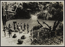 Mission IFAN Dekeyser-Holas au Libéria en 1948. [Porteurs au bord d'un cours…