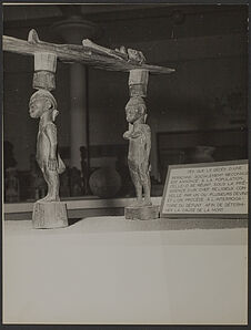 Sans titre [statuette en bois représentant un homme et une femme portant sur la…
