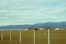 Nouvelle-Guinée. Lae. Aérodrome au fond. Golf Huon