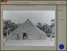 Devant sa hutte, le "cacique" et sa fille