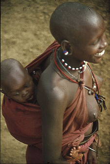 Sans titre [jeune femme maasaï portant un enfant dans son dos]