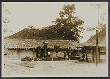 Mission IFAN Dekeyser-Holas au Libéria en 1948 [Porteurs devant des cases]