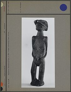 Statuette féminine en bois, tête formant couvercle