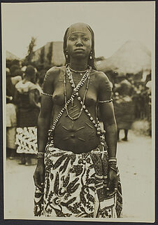 Femme féticheuse adja, Parahoué, Athiémé, Dahomey