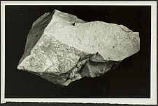 Pièce massive en quartzite, à base quadrangulaire. Série III : émoussée…