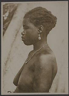 Femme mina vue de profil. Athiémé, Dahomey